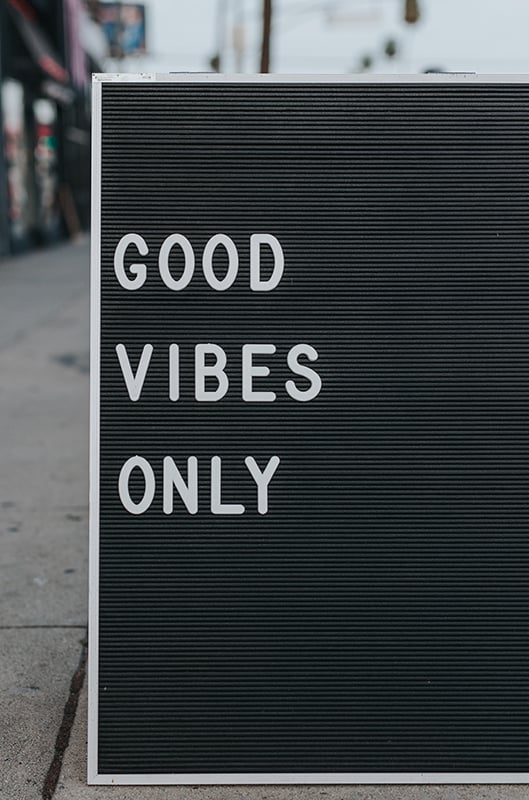 sign says good vibes only